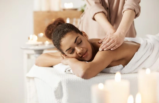 Ao buscar um salão para cuidar dos cabelos, é essencial considerar não apenas os serviços oferecidos, mas também os valores e práticas adotadas no dia a dia. Foto: Freepik