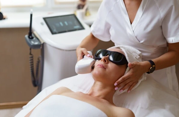 O laser capilar é uma excelente opção para quem busca resultados naturais e eficazes. Foto: Freepik