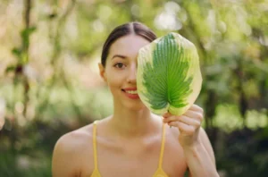 A verdadeira consciência ambiental começa nas escolhas mais simples — como o shampoo que você usa, o tempo que passa com a torneira aberta ou o destino da embalagem que jogou fora. Foto: Freepik.