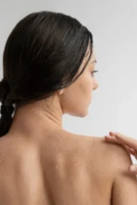 A umectação capilar é um dos tratamentos mais antigos e eficazes da beleza natural — e continua atual justamente por entregar resultados reais com simplicidade e potência. Foto: Freepik.