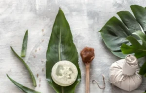 Escolher cosméticos biodegradáveis é mais do que uma atitude sustentável — é uma expressão de autocuidado consciente. Foto: Freepik.
