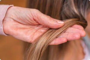 Desvende a Longevidade Capilar Natural com Laces. Mantenha seus cabelos resplandecentes em todas as idades com nossos tratamentos exclusivos e produtos botânicos.