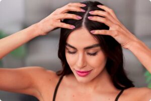 Desvende a Longevidade Capilar Natural com Laces. Mantenha seus cabelos resplandecentes em todas as idades com nossos tratamentos exclusivos e produtos botânicos.