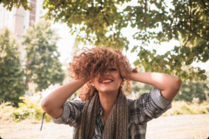 Proteja seus cabelos da poluição urbana com soluções naturais Laces. Descubra como ativos botânicos blindam, restauram e fortalecem seus fios no ambiente urbano.