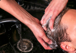 Descubra como a água dura afeta seus cabelos e encontre as soluções naturais do Laces and Hair para proteger, revitalizar e devolver o brilho aos seus fios.