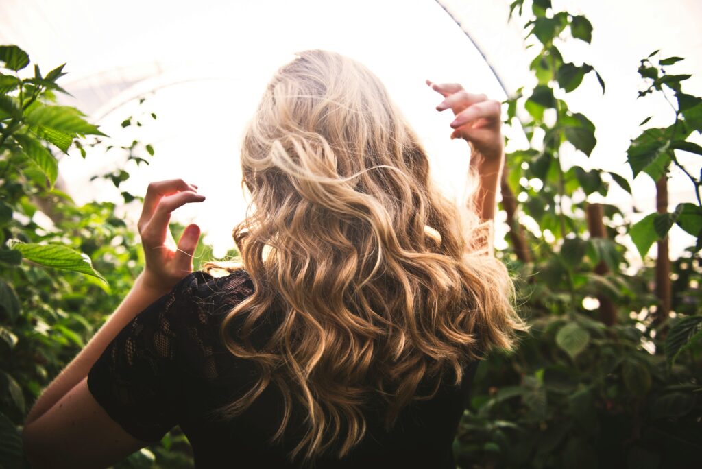 biohacking-capilar-natural-maximize-a-saúde-dos-seus-fios-com-a-ciência-Laces-da-natureza