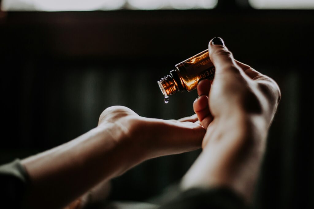 terpenos-em-óleos-essenciais-capilares-desvende-a-química-natural-que-revitaliza-seus-fios-no-Laces